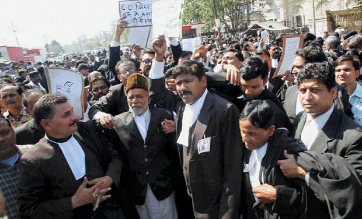 Telangana advocates protest for separate High Court